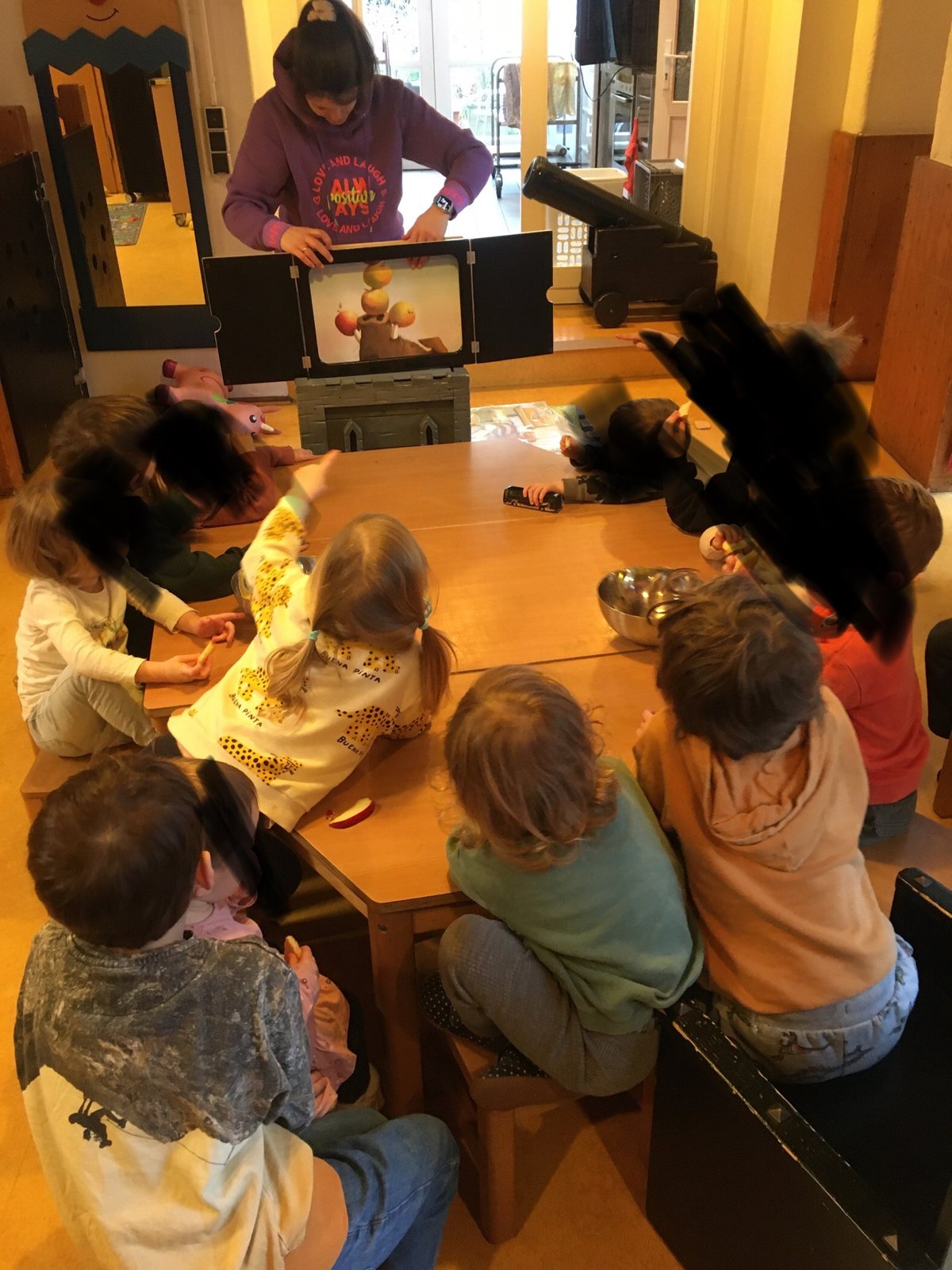 An educator telling a story with the kamishibai theatre
