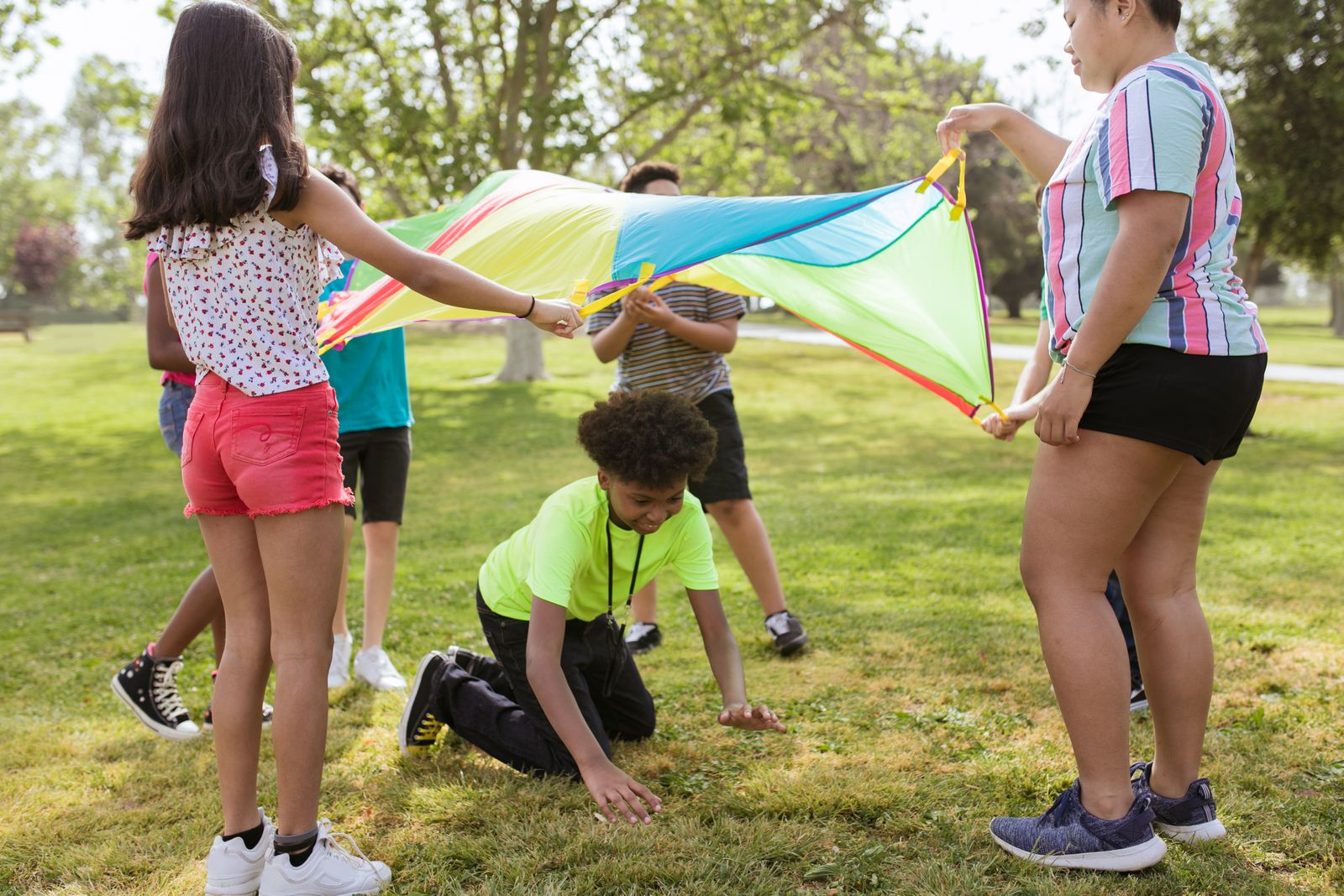 Schulkinder beim Spielen im Freien