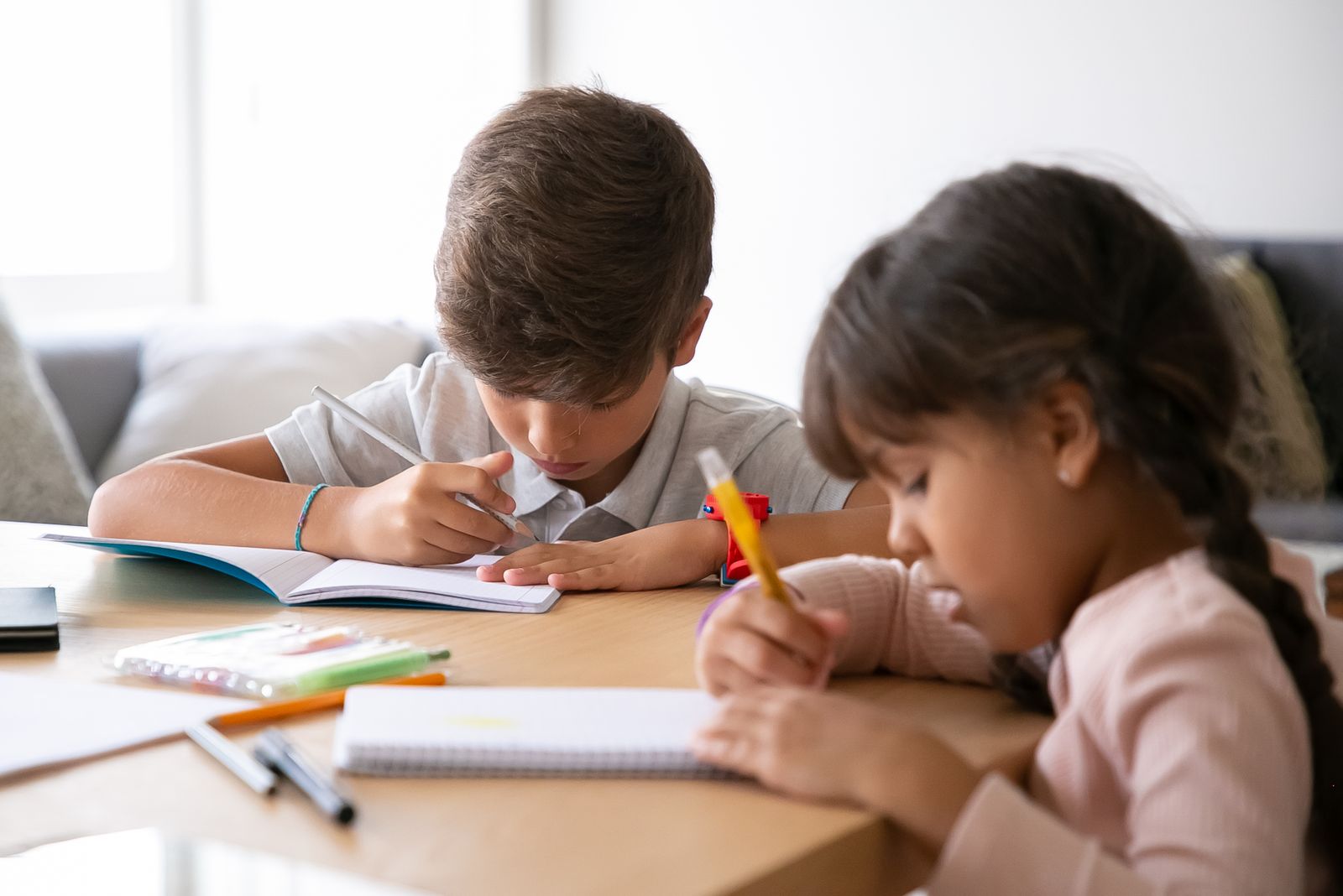 Schulkinder bei der Hausaufgabenbetreuung