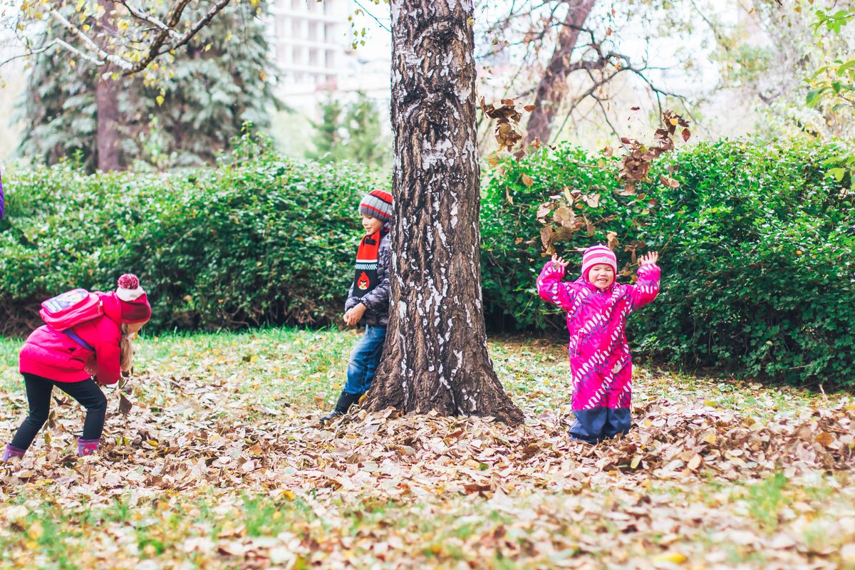 Schulkinder spielen draußen im Park