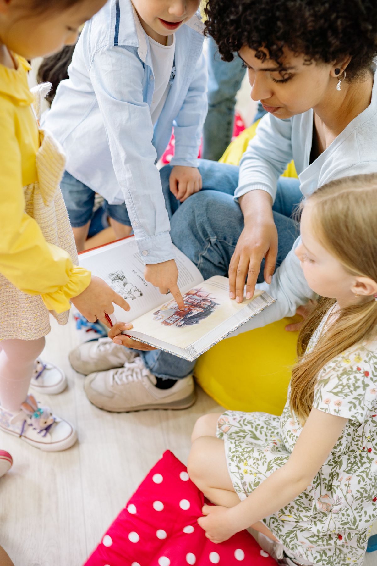 Kinder schauen gemeinsam in ein Buch