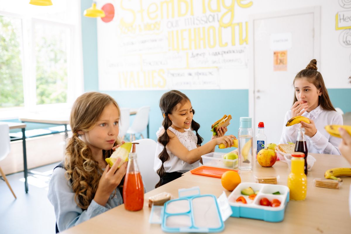 Schulkinder beim Mittagessen
