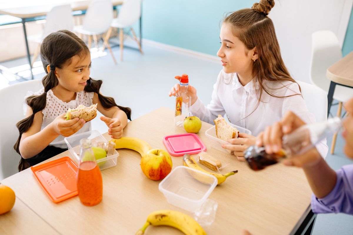 Kinder beim Nachmittagssnack