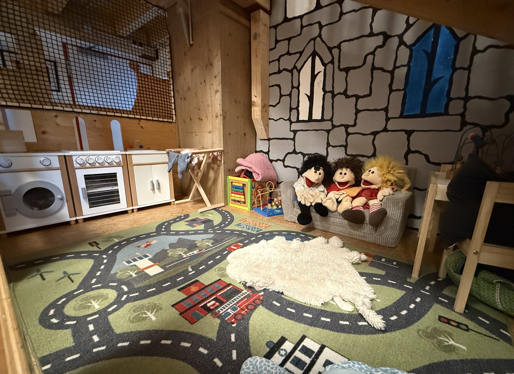 Die Piratenfestung mit Spielküche, Handpuppen und Spielteppich