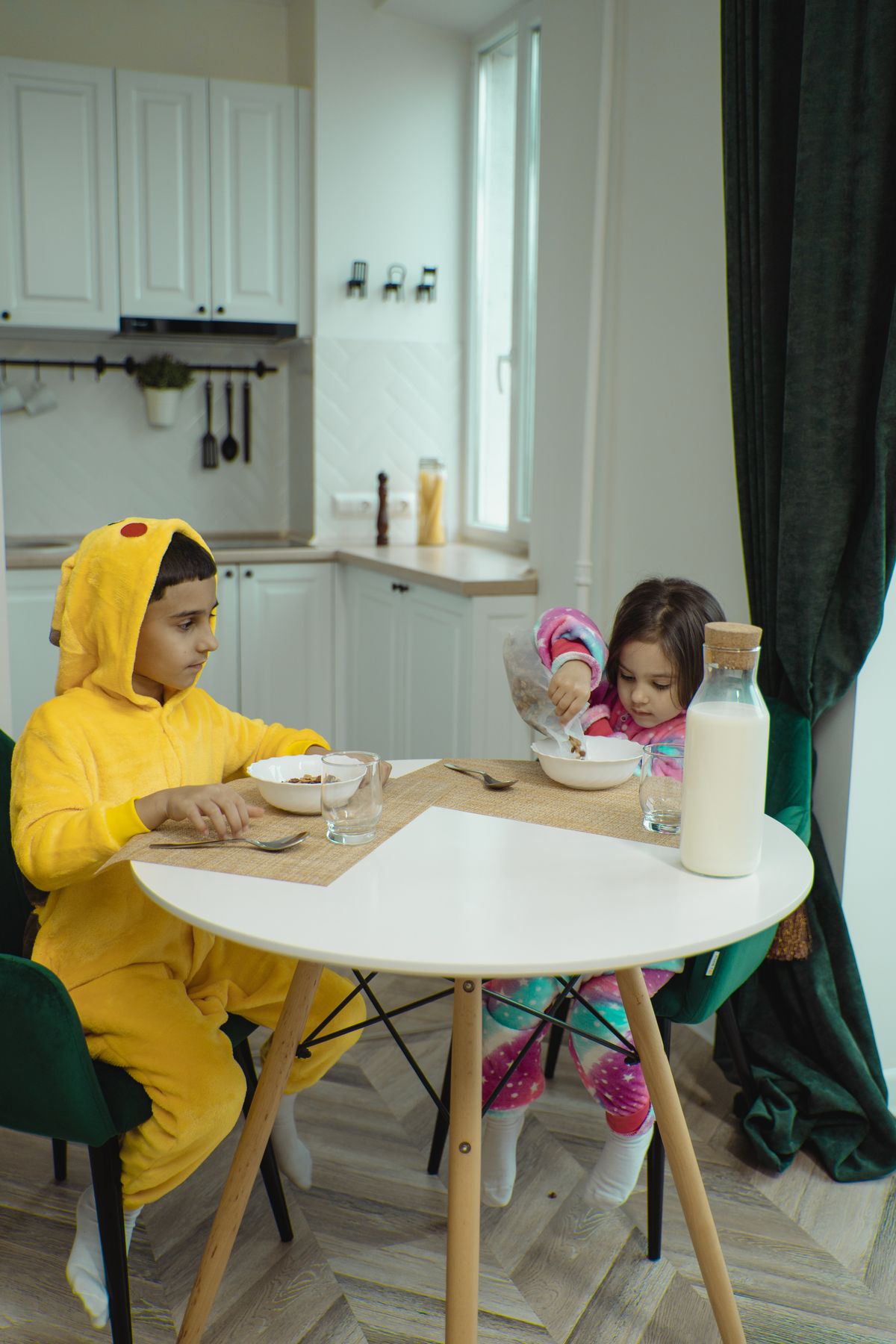 Kinder beim gemeinsamen Frühstück
