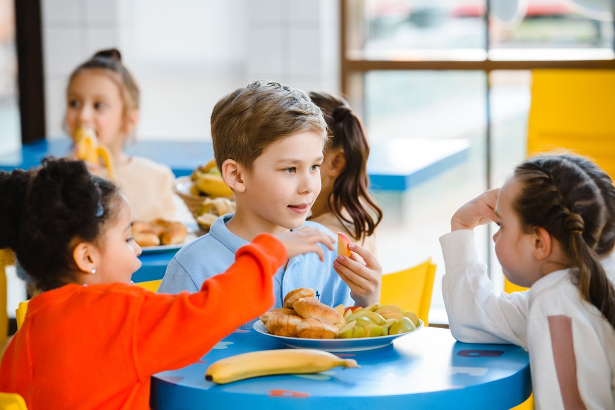 Kinder beim Mittagessen