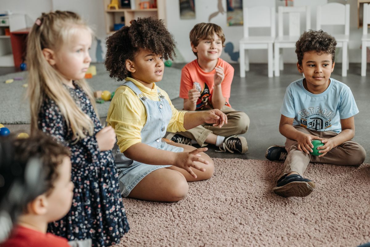 Kinder sitzen im Morgenkreis